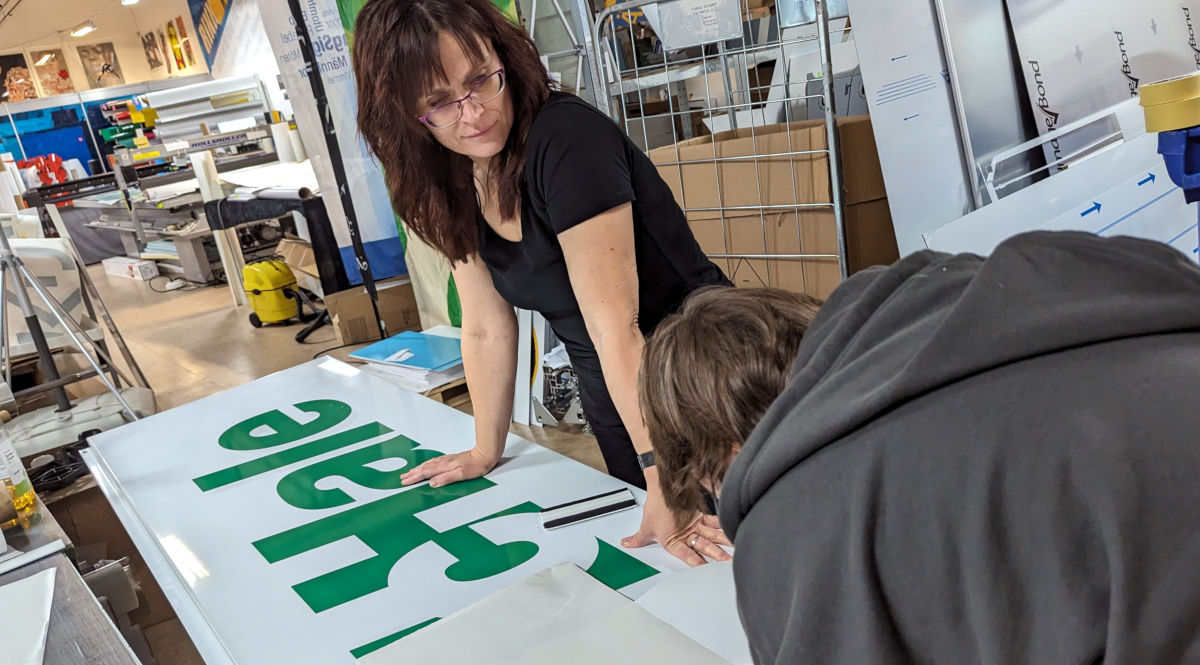 Uppfräschning av befintliga plåtskyltar - Reklamhuset RINK