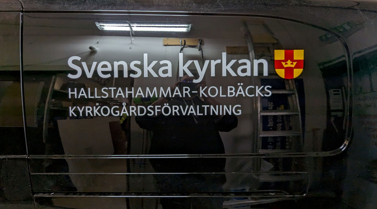 Fordonsdekor till Svenska Kyrkan Hallstahammar - Kolbäcks kyrkogårdsförvaltning - Reklamhuset RINK
