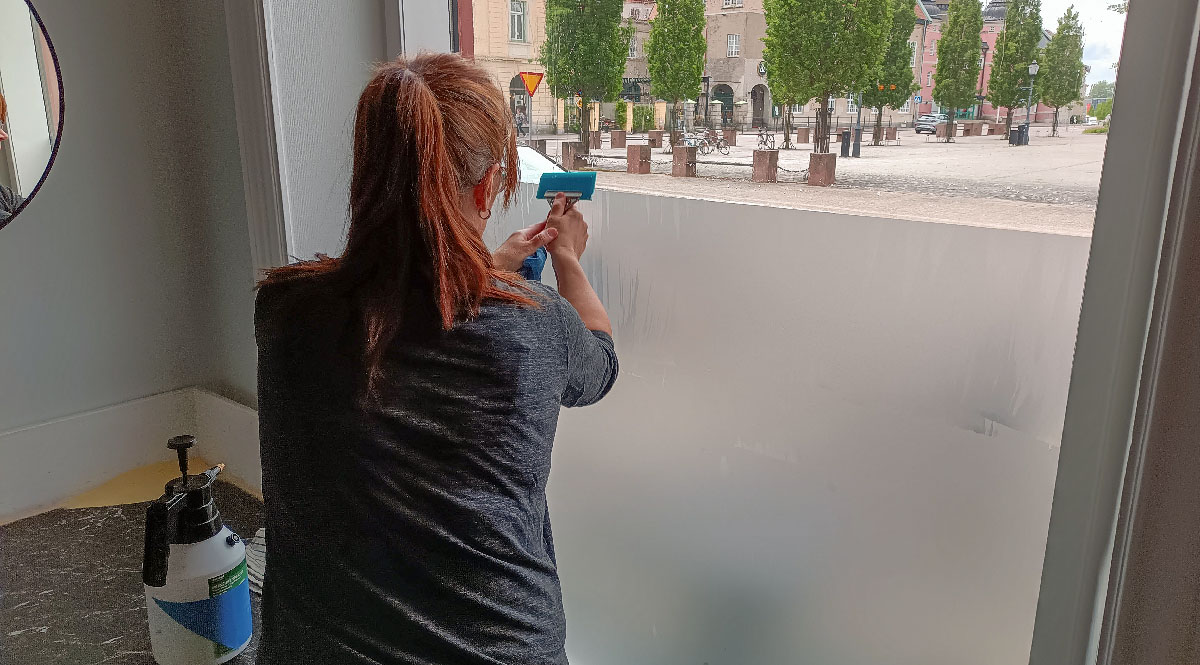 Montering av frostfilm inne på Fallo Italian FoodClub - Reklamhuset RINK