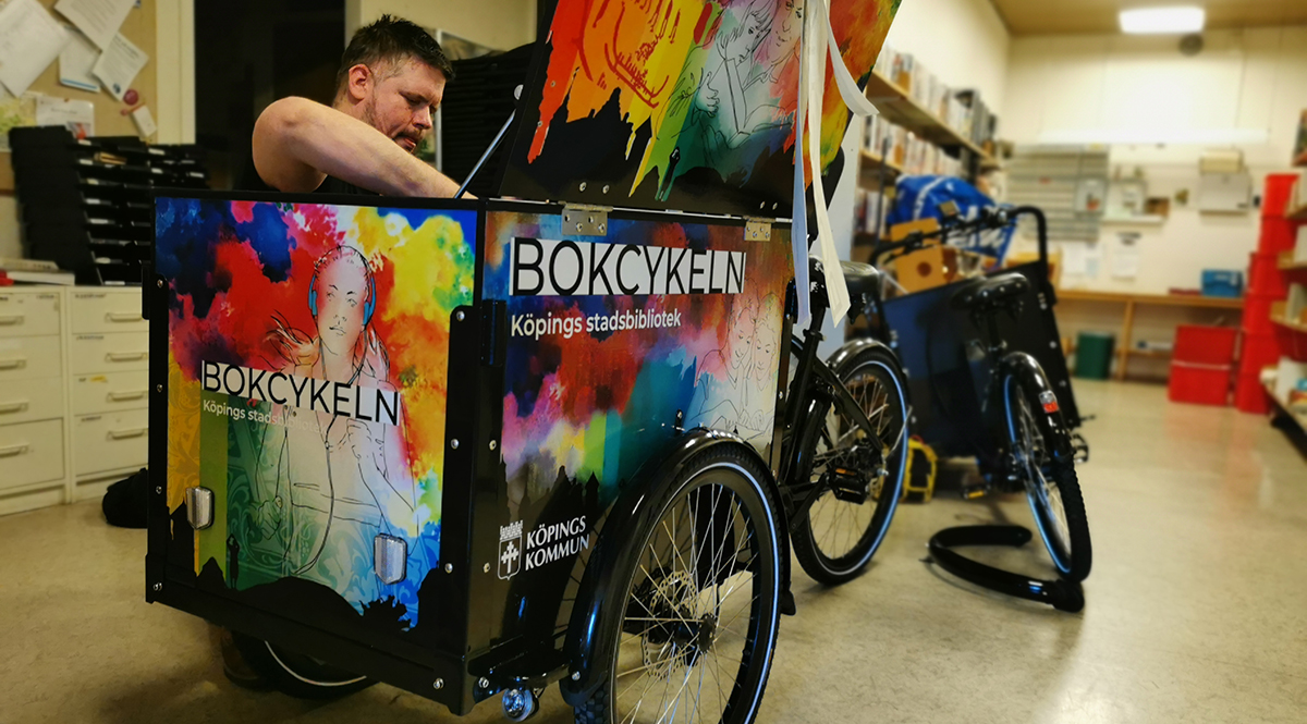 Montering av fordonsdekor till Köpings bibliotek - Reklamhuset RINK