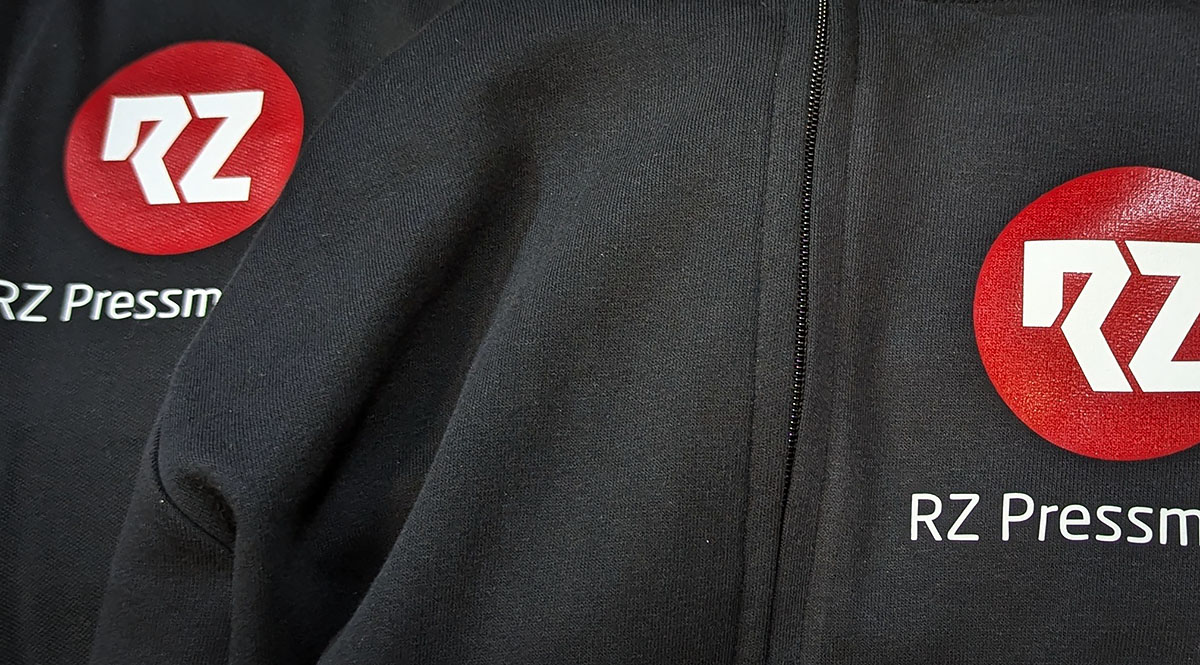 Fritidskläder - hoodies med blixtlås tryckta åt RZ Pressmetall i Köping - Reklamhuset RINK