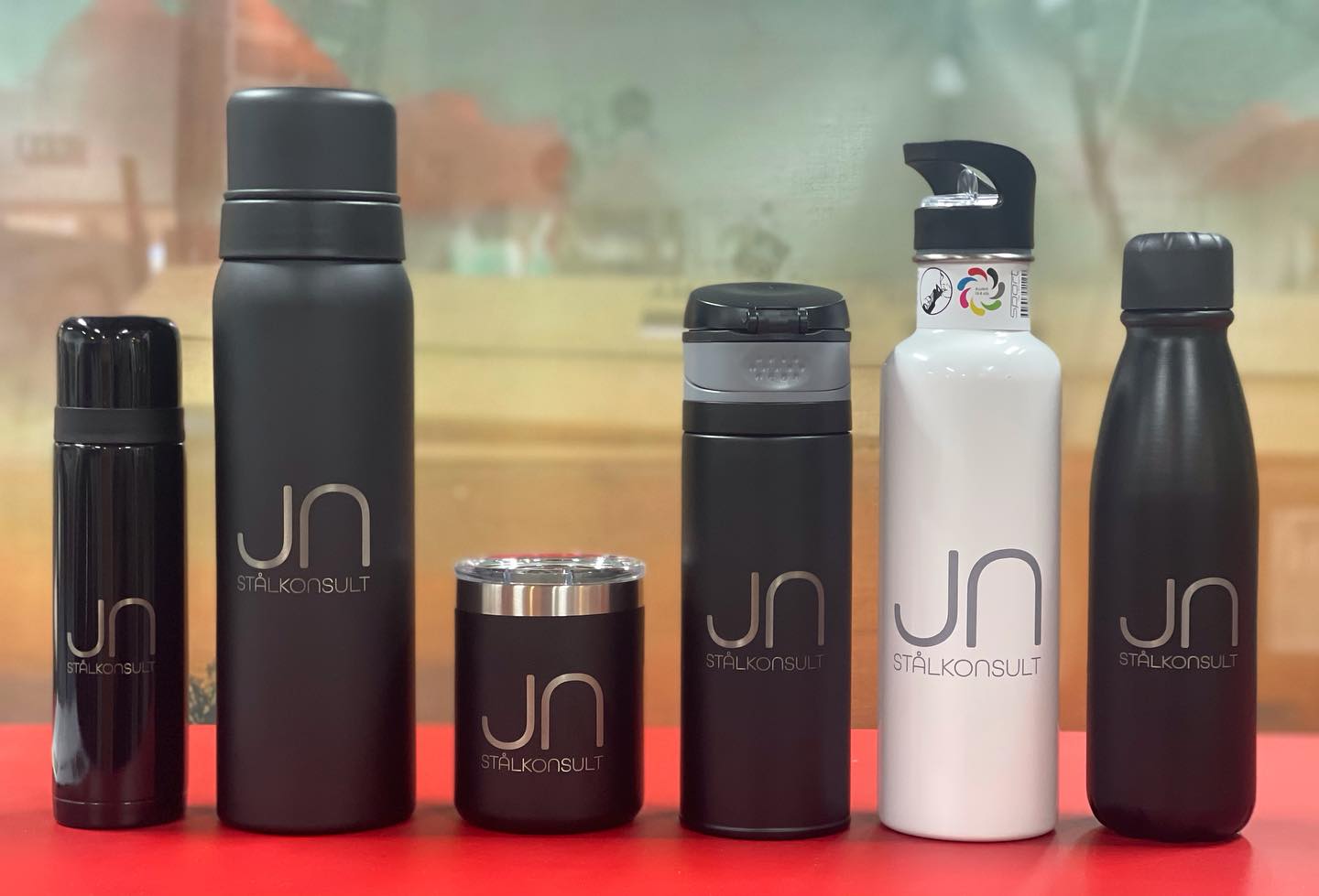 Lasergraverade flaskor muggar och termosar