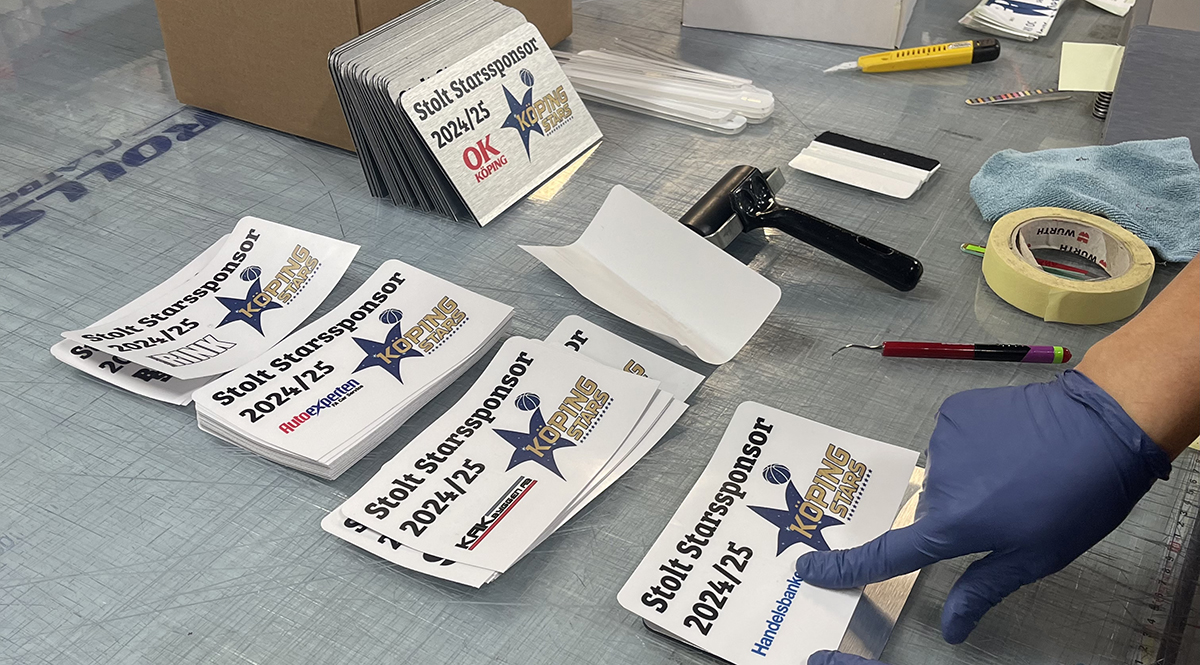 Sponsorplaketter tillverkas