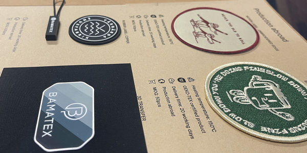 Vävda och figurskurna märken mm